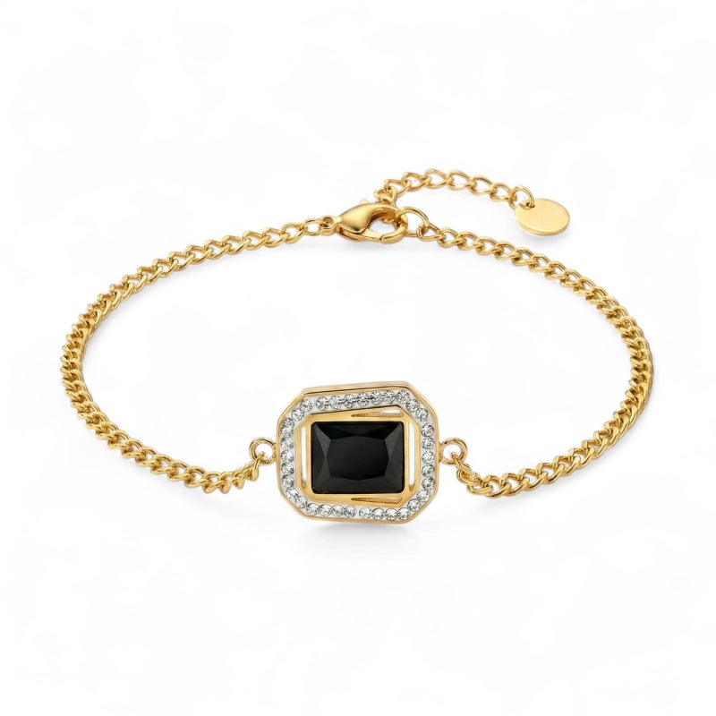 انسيال ذهبي مصنوع من الستانلس ستيل المقاوم للصدأ، بحجر أسود ملكي محاط بإطار مرصع بالزركون اللامع. تصميم رقيق فاخر، مع قفل قابل للتعديل ليناسبكِ. - Image 1